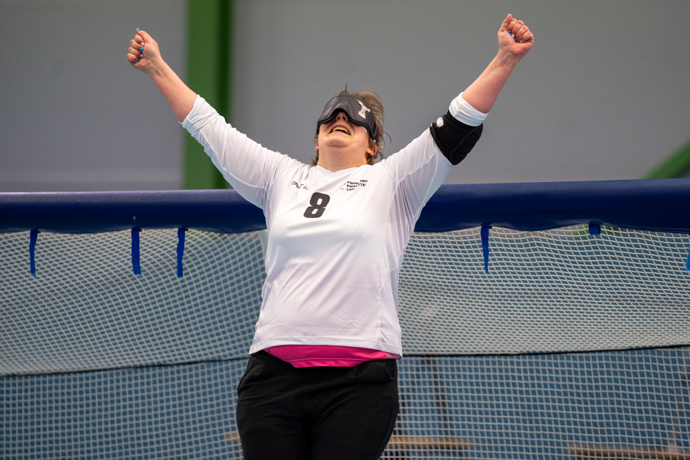 Kaisu Hynninen näyttävässä tuuletuksessa maalin edessä. Hänellä on kädet kohotettuna ylös ja suu auki huudosta. 